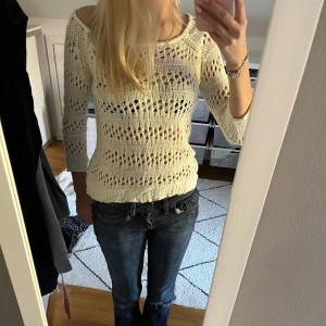 Vit stickad tröja från ONLY - Säljer en superfin vit stickad tröja från ONLY i storlek XS. Den har ett snyggt mönster och trekvartsärmar. Ny skick