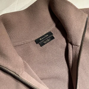 Beige Massimo Dutti zip-up - Säljer en stilren beige kofta från Massimo Dutti i mycket bra skick. Den har en dragkedja framtill och är tillverkad i ett mjukt material. Perfekt för både höst och vår. Passar runt 180. Skriv vid intresse eller fundering!🙌