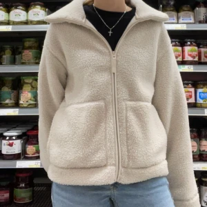 Beige teddyjacka Hm - VILL BYTA TILL S!💓 Mysig beige teddyjacka med dragkedja framtill och stora fickor. Perfekt för kyliga dagar och ger en avslappnad look. Jackan har en normal passform och är långärmad, vilket gör den idealisk för höst och vinter. Nästan helt oanvänd💕vill ha en mindre storlek så är inte säker på om jag vill sälja så tryck inte på köp nu! Det finns ett litet hål i övre delen av fickan, men påverkar inte ifall man har nått i och är dessutom lätt att fixa!❤️