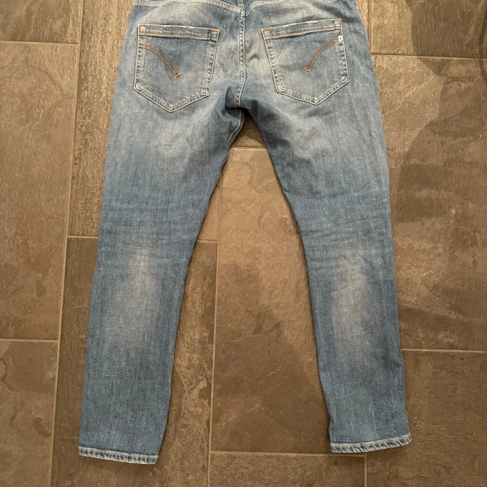 Dondup jeans i nyskick, använda 2 gånger. Storlek 35. För frågor och mått kontakta mig. . Jeans & Byxor.