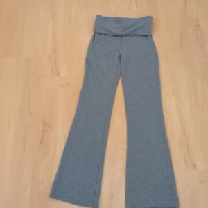Gråa Yoga pants  - Superbekväma gråa Yoga pants ifrån Gina Tricots barnavdelning Gina Young. Dessa är mjuka,sköna och snygga. Visas inte på då de är försmå.