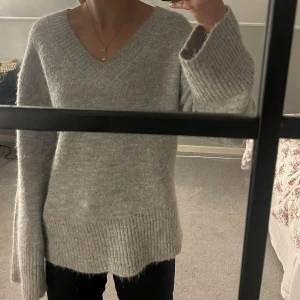 Stickad tröja - V ringad stickad tröja från gina tricot säljer den då jag inte får användning till den längre💋