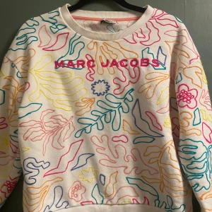 Färgglad tröja från Marc Jacobs - Säljer en supercool och färgglad tröja från Marc Jacobs. Har använt fåtal gånger. Pris kan diskutera!