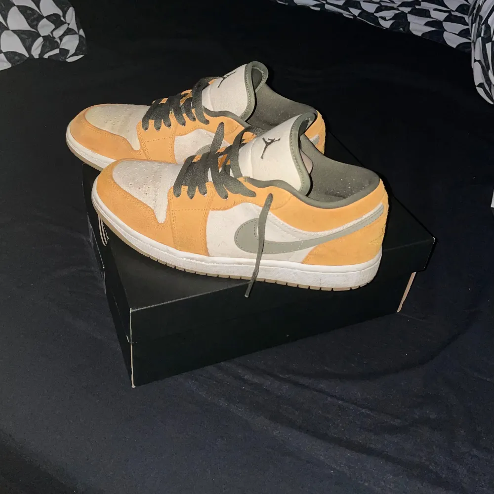 Säljer ett par Nike Air Jordans i snygg orange och olivgrön färgkombination. Skorna är i mycket bra skick och kommer i originalkartong och ett par Crease skydd. Perfekta för både vardag och fest! Storlek 40. Pris kan diskuteras trade fungerar också. För mer frågor eller mer bilder så är de bara att skriva. Kan mötas upp i Jönköping.. Skor.