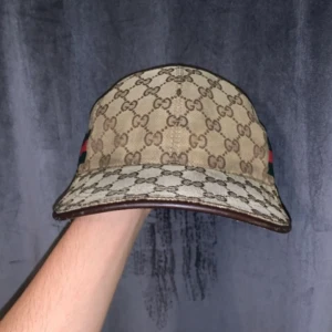 Gucci keps  - Säljer min Gucci keps har haft den typ 1 år snart.👍🏽 passar alla huven storlek M. Kan diskutera pris inget är trasigt med den 👍🏽