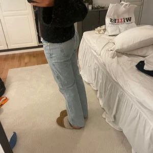 Ljusblå jeans från weekday  - Säljer ett par ljusblå jeans från weekday i modellen low Arrow i bra skick. De har en klassisk straight passform och är perfekta för vardagsbruk. Jeansen är tillverkade i ett slitstarkt denimtyg och har en bekväm midwaist. Perfekta för både vår och höst! Storleken är W26 L32