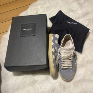 Saint Laurent sneakers med stjärnor - (Ha i åtanke att dessa skor ska vara smått slitna med gul sula i designen) Skorna kommer med originalförpackning och dustbag. Storlek 37