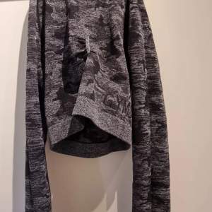 Säljer en snygg grå camo hoodie från Gymshark. Den är perfekt för träning eller chill dagar. Tröjan har långa ärmar och en cool camo-design. Den är i bra skick och redo för nya äventyr!