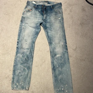 Diesel jeans - Ljusblå slitna Diesel Jeans                                                Storlek 32/33 