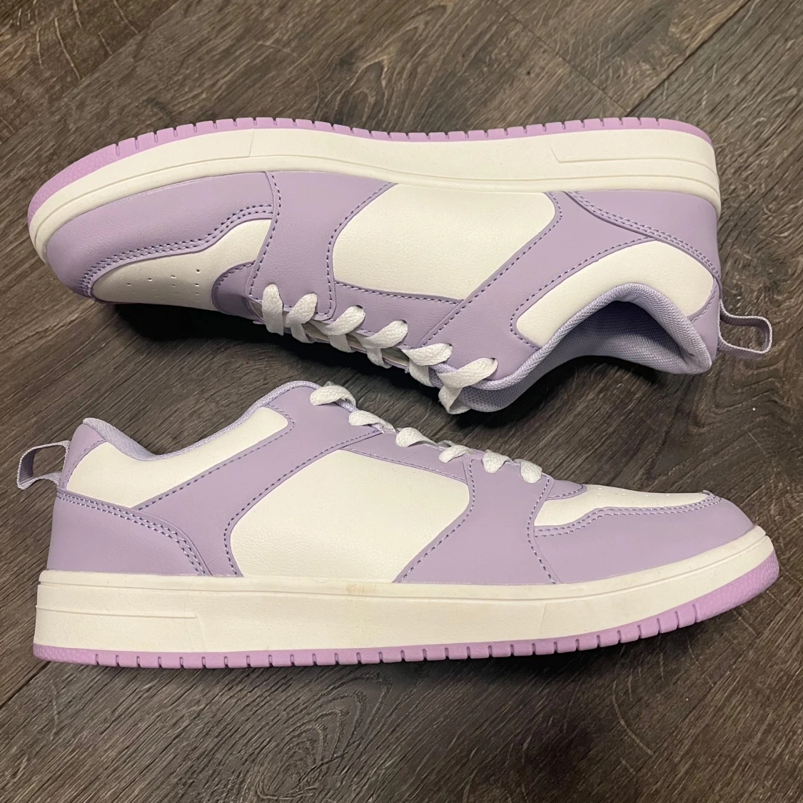 Lila och vita sneakers