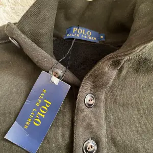 Säljer denna tröjan från Ralph Lauren, perfekt skick tags finns kvar, helt oanvänd, nypris 1699! priset kan diskuteras! 