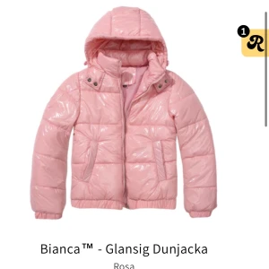 Rosa glansig dunjacka från Dressy - Säljer en superfin rosa glansig dunjacka från Dressy i storlek M (liten i storlek så skulle säga att den mer passar xs/s). Köptes för 599 och är ej använd då jag tyckte att den inte passade mig riktigt! 💖Jackan är också viral på tiktok och är slutsåld så passa på!!🎀