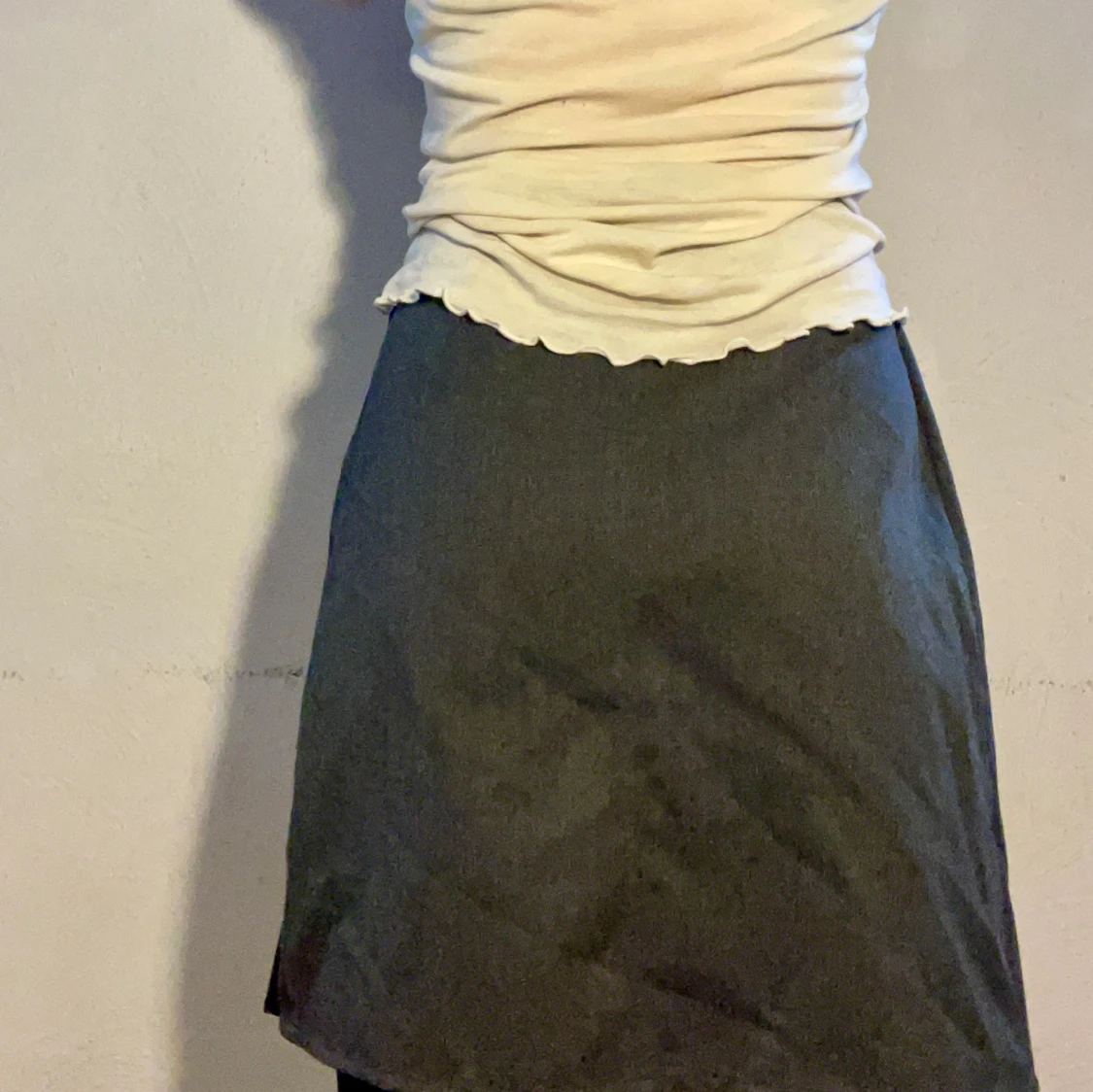 Grå kjol med spänne - 90