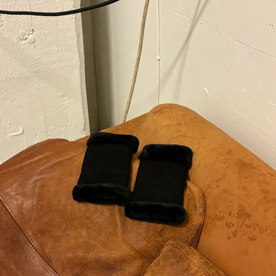 Svarta handvärmare i skinn