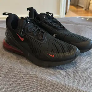 Säljer ett par Nike Air Max 270 i nästan nyskick, endast använda ett fåtal gånger. Perfekt kombination av komfort och stil, idealiska för både träning och vardag. Nypris 1 500 kr, mitt pris: 700 kr.