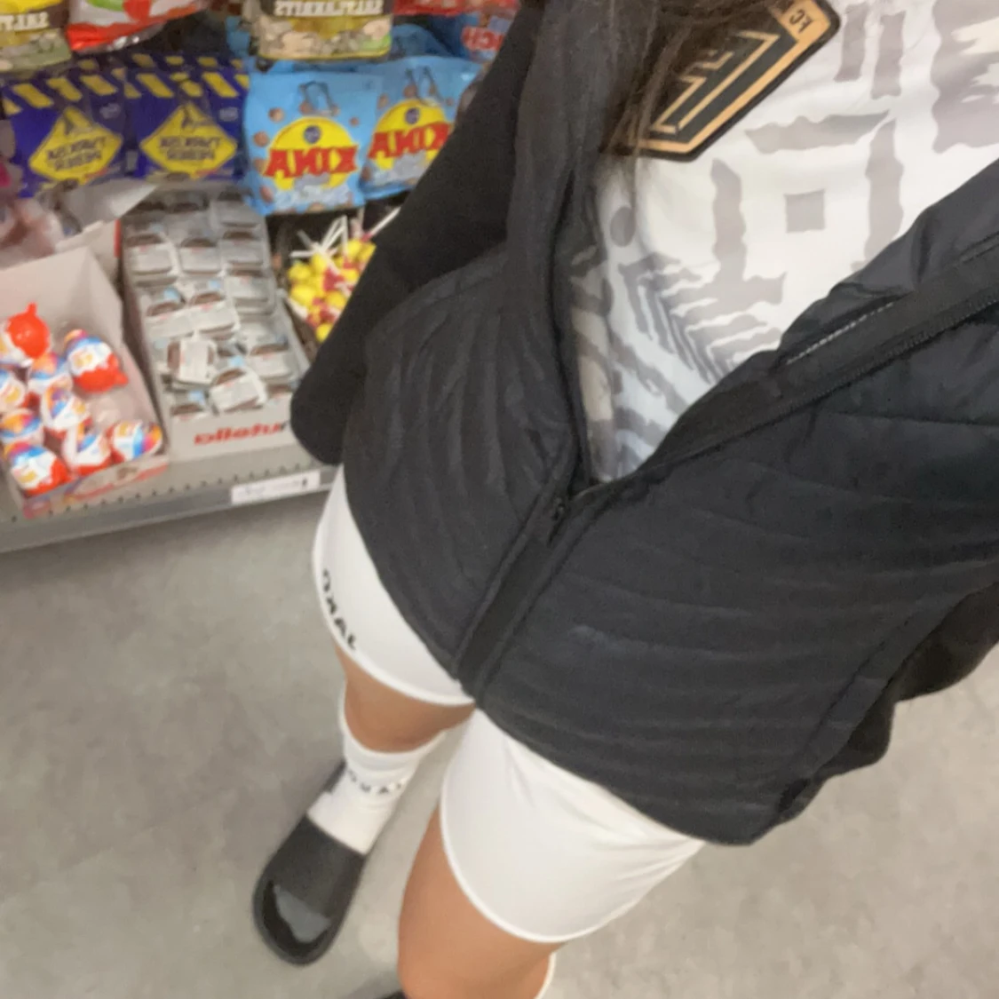 Svart pufferjacka med huva - 92