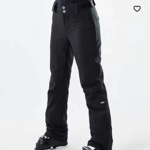 Svarta skidbyxor från Dope - Säljer ett par svarta skidbyxor från Dope i mycket bra skick. De har praktiska fickor och justerbar midja för bästa komfort. Endast använda en gång och säljer dem pågrund av att som tyvärr inte passar mig längre. Nypris 1800 kr men jag säljer dom för 1000 kr. Pris kan diskuteras🥰. Perfekt för dig som älskar att åka skidor eller snowboard! ❄️