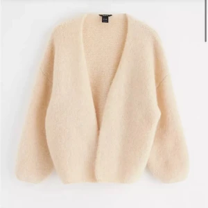 Beige kofta från Lindex  - Säljer min kofta då den är för liten för mig och inte kommer till användning. Använt ca 5 gånger Max. Skriv till mig för fler bilder och information. Nypris 400kr