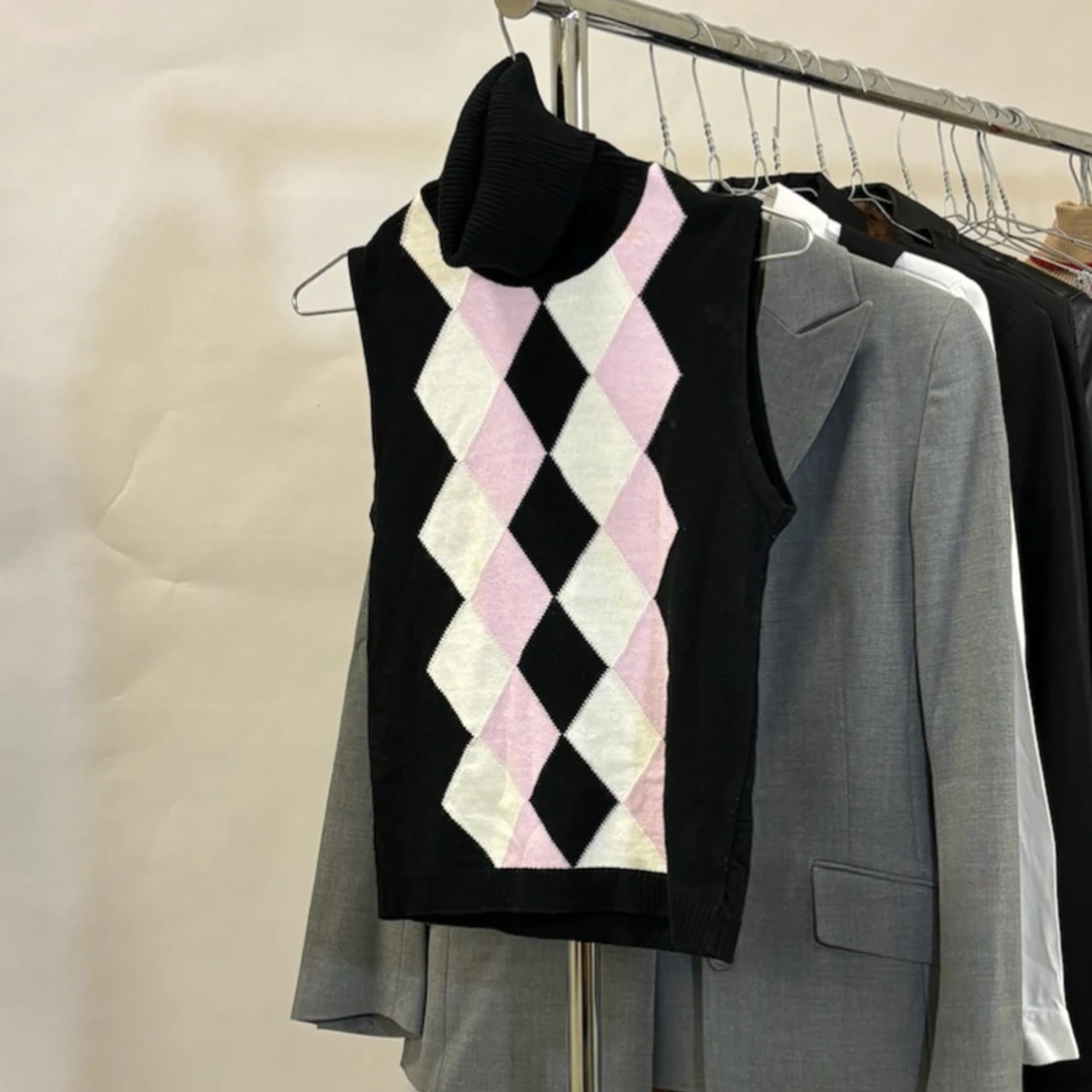 Svart ärmlös topp med diamantmönster