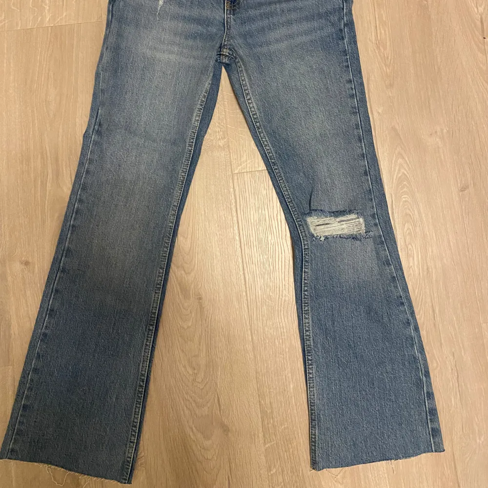 Jeans från Gina i en bootcut modell. Sitter smickrande på kroppen. Jag är 160 och längden är bra till mig. Aldrig använda och lappen sitter kvar❤️. Jeans & Byxor.