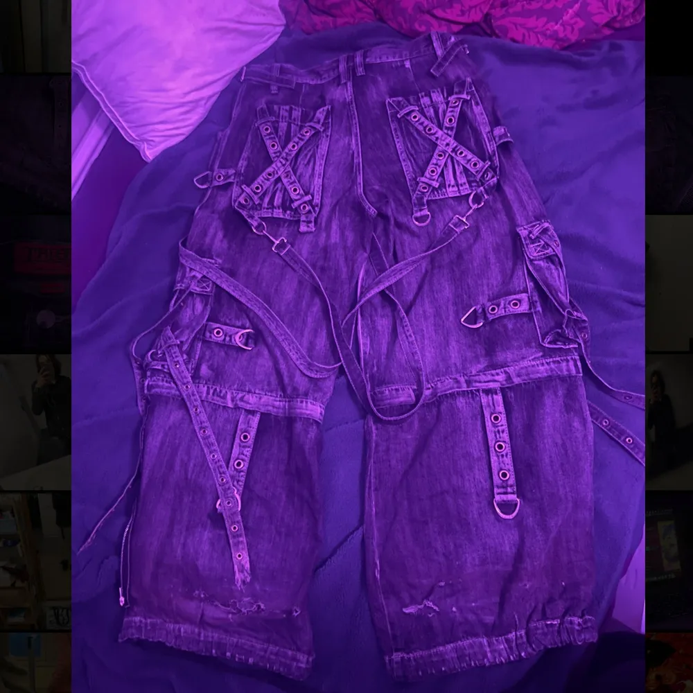 Gråa Tripp nyc X-Strap raver jeans i size L dom är bra skicka förutom att dom har heelbite och en söm på en bondage sak har gått sönder (bild 4) annars e dom som nya. Säljer för att dom är för stora. Dom är super bekväma och går att skjustera med snöre både vid midjan och benöppning så man kan förhindra heeldrag och dom har dragkedja vid benet så man kan göra dom till shorts. Dom är köpte från tripp nyc hemsidan för totalt runt 3000 med frakt o tull. Priset är inte fast och kom me trade offers. . Jeans & Byxor.