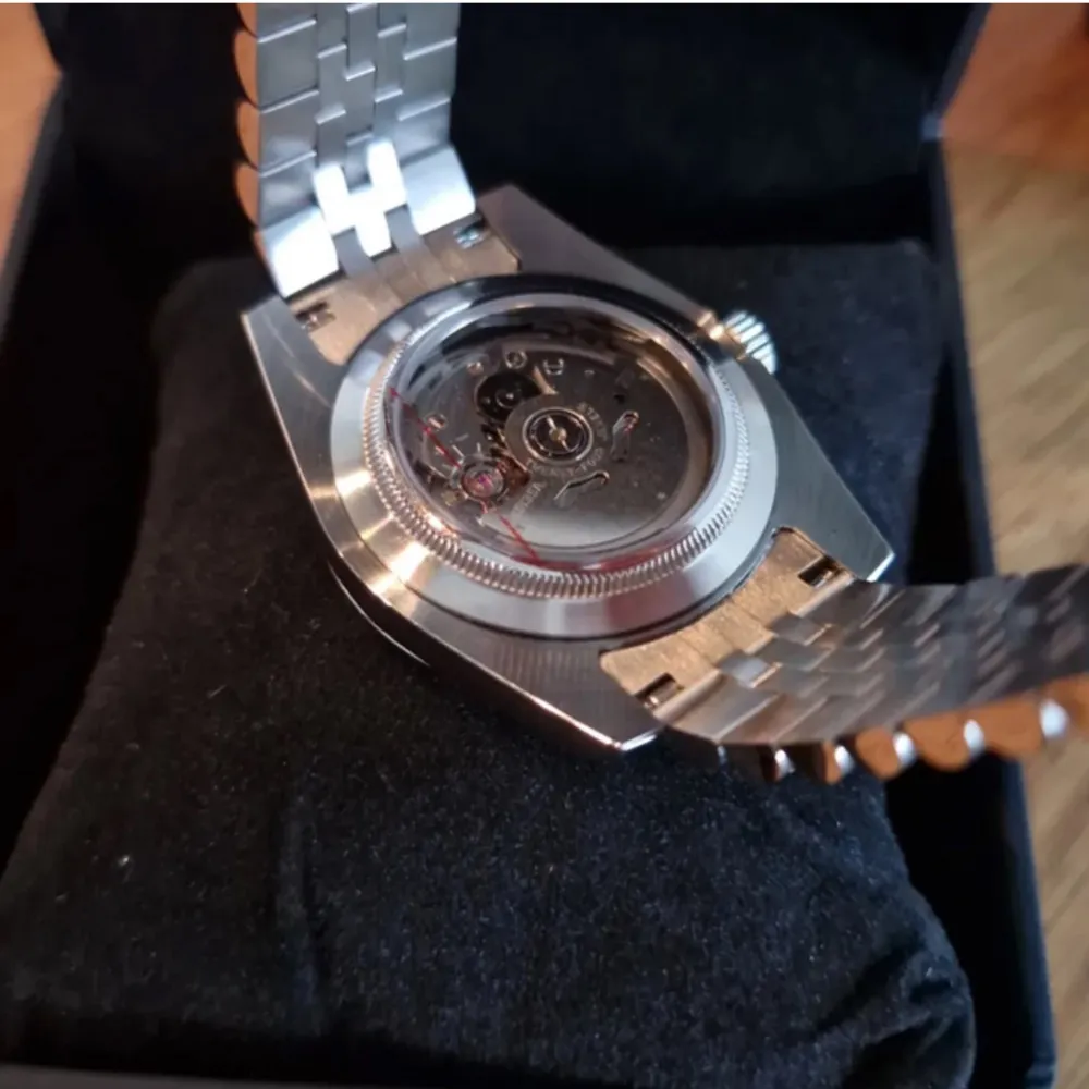 Seiko mod med mekanisk urverk, lägger upp annonsen igen. Kommer med förvarnings låda som syns i bilden samt alla länkar. Har använt ett fåtal gånger. . Accessoarer.