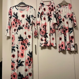 Matchande klänningar - Använda bara ett par timmar.Vuxen klänning storlek M och barn klänningar storlek eu 98-104 ,två klänningar 