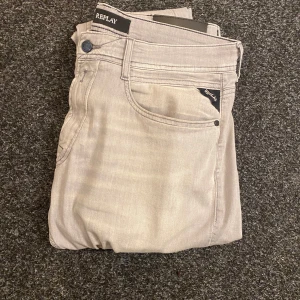 Grå jeans från Replay - Säljer ett par snygga grå jeans från Replay i storlek 32/34. De är i väldigt fint skick och har använts ett fåtal gånger. Hör av dig vid frågor! Kan även gå ner i pris.😃