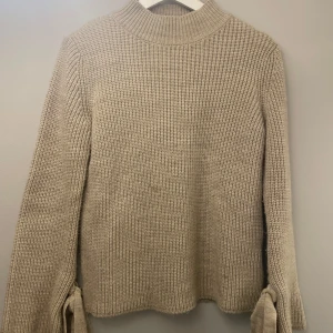 Supersnygg stickad tröja  - Såå mysig och snygg stickad tröja med rosetter 💗💗 bra skick!