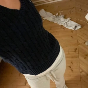 Mörkblå stickad tröja från Polo Ralph Lauren - Säljer en snygg mörkblå stickad tröja från Polo Ralph Lauren. Den har en klassisk v-ringning. Perfekt för höst och vinter. Passar både till vardags och lite finare tillfällen. 😍❄️🍁