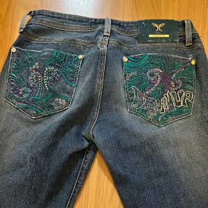 Lågmidjade jeans - Snygga jeans från Fracomania. Finns ingen storlek på en etikett i jeansen men passar mig som oftast bär mellan 34 och 36. Väldigt snygga fickor på jeansen. Ett mindre hål på baksidan är ihopsydd. 