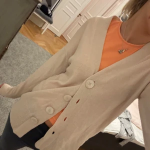 Beige kofta från Massimo Dutti  - Säljer en supermysig beige kofta från Massimo Dutti . Den har stora knappar framtill och är perfekt för både vardag och mysiga middagar. Den är långärmad och har en normal passform. I en kashmir och ull mix