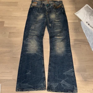lågmidjade jeans med revor - lågmidjade jeans från river island med supercoola detaljer💞för små för mig tyvärr🥹, passar storlek S💔hör av dig vid frågor!