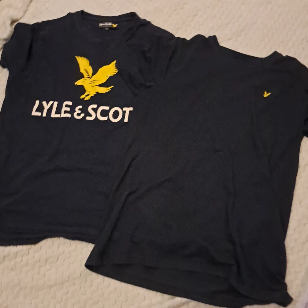 Säljer två par lyle & scott tröjor för 150kr styck. Dem är mörk blå båda två och är gjorda i ett väldigt skönt tygmatrial. Dem är i bra skick och har haft dem typ i 1 år. Ny pris 300. Dags för återanvändning. 💯🤘👍🏼🎸. T-shirts.