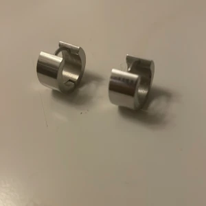 Silverfärgade örhängen i metall - Örhängen från Edblad