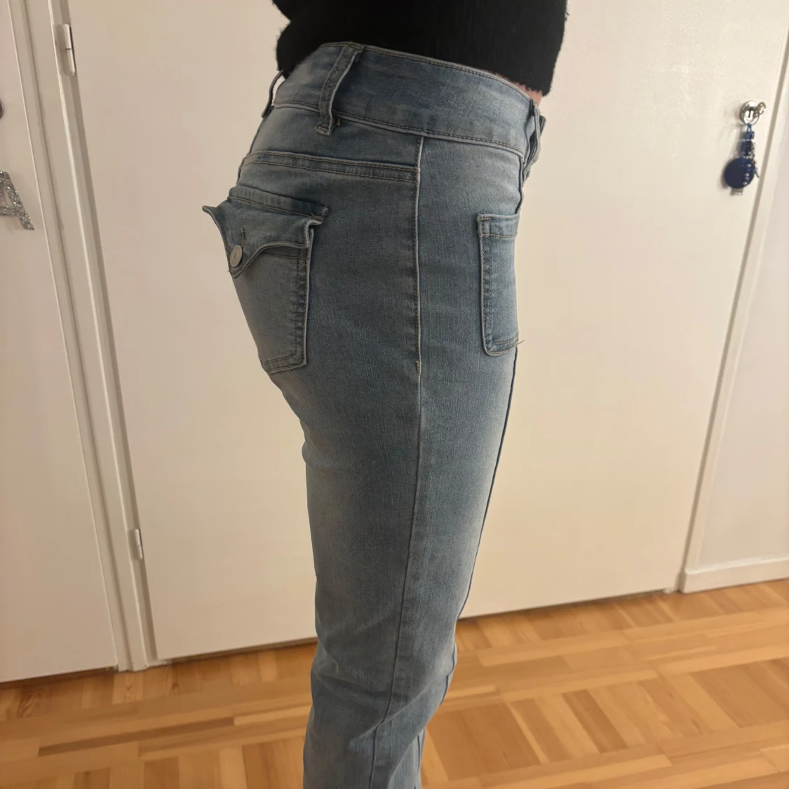 Ljusblå jeans med fickor - 91