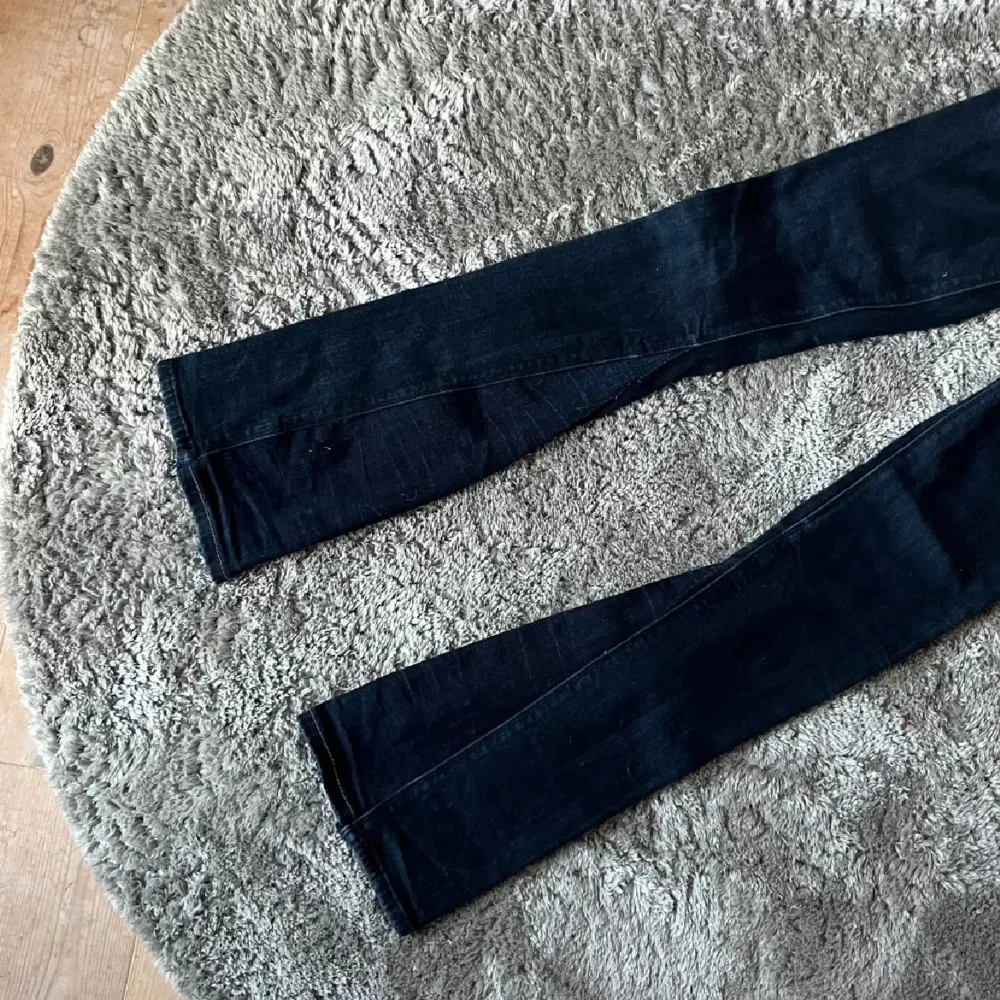 Säljer ett par mörkblå jeans i bra skick. De har en klassisk femficksdesign och är tillverkade i ett slitstarkt denimtyg. Perfekta för vardagsbruk och kan enkelt matchas med olika toppar. Passformen är tight och de har en låg midja. De är i ett stretchigt material och är i storlek XS. Bilderna är lånade då de inte passade på mig! 💞. Jeans & Byxor.