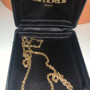 Guld länk från Paris - Säljer ett guld/guldplaterat halsband som är köpt av min farsa till mig i present. Halsbandet kommer från Paris och köptes för 2.4