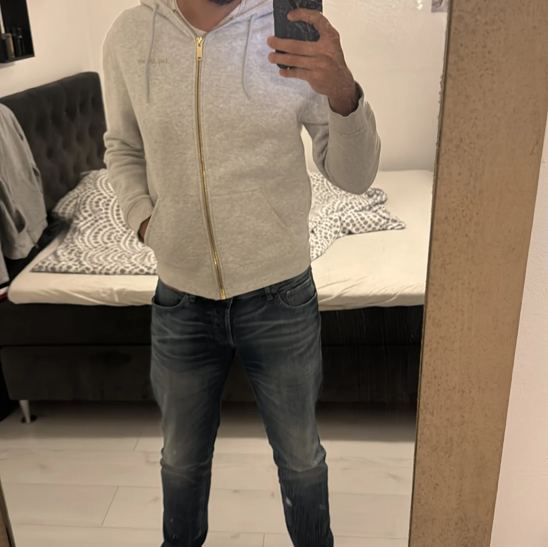 Grå hoodie från Axel Arigato