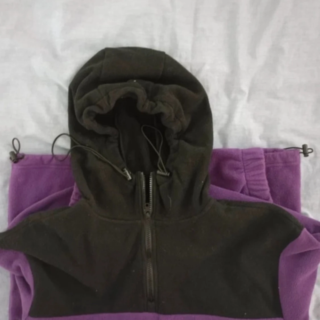 Svart och lila hoodie med Los Angeles-tryck - 1