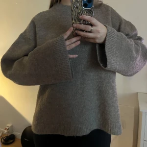 Beige stickad tröja - Mysig beige stickad tröja med långa ärmar och en avslappnad passform. Från Gina tricot i deras premium quality kollektion! Använd men med fint skick