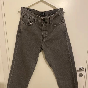 Grå jeans från Jack & jones - Säljer ett par snygga grå jeans från Jack & Jones i storlek 32. De är i mycket bra skick och har bara använts ett fåtal gånger. Har liknande jeans i samma färg som är väldigt snygga och passar till allt. Nypris ligger på 400kr 