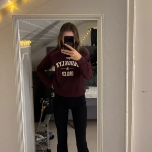 sweatshirt - Pris 50:- Stoelek S.                    Säljer en snygg vinröd sweatshirt med texten 'Brooklyn & Org. Co' i vitt på framsidan. Tröjan har långa ärmar och en rund halsringning. Perfekt för höst och vinter!