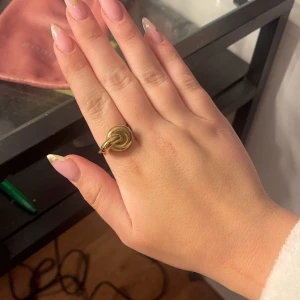 Guldfärgad ring från Edblad - Populära ringen från Edblad!! SUPERSNYGG!! Säljer då jag fick i present och den var fel storlek🥲Nypris 499💞💞