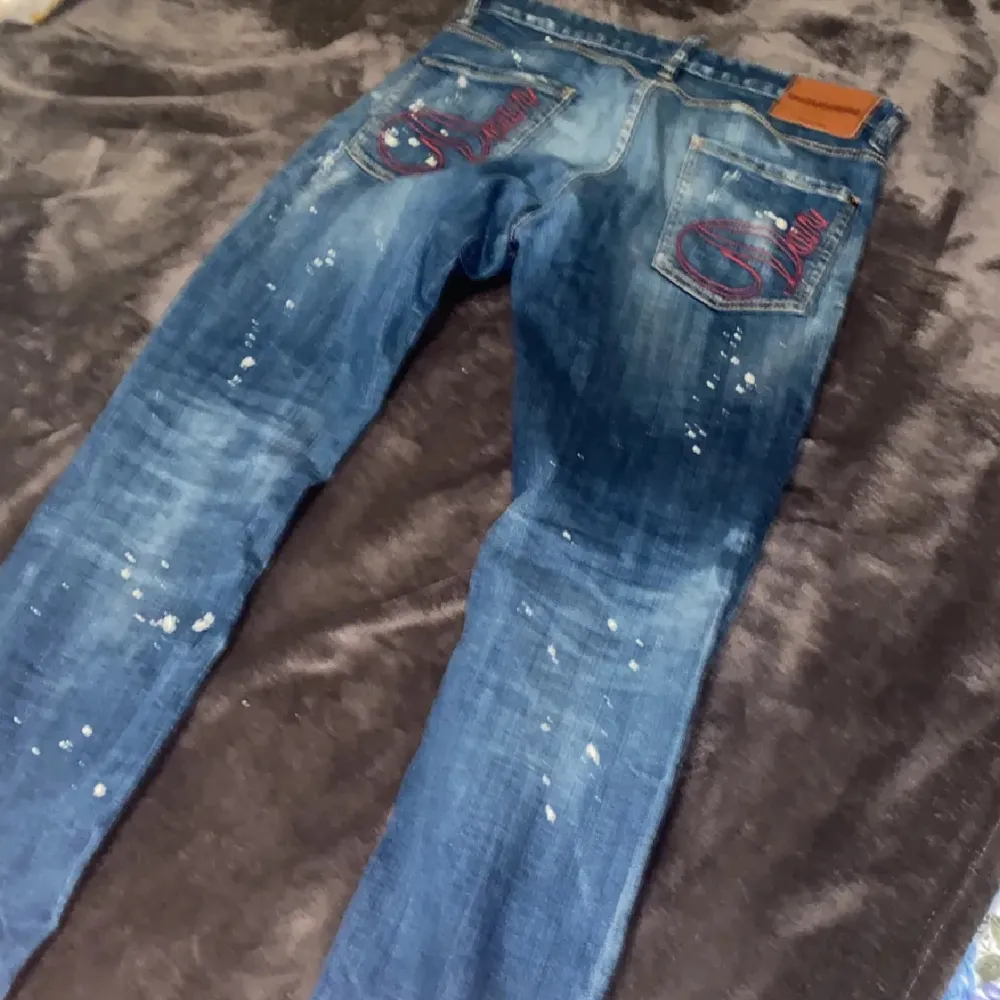 Hej! Säljer ett par Dsquared2 Jeans i storlek 52 motsvarar 32-34 ganska raka i modellen :) Äkta (kvitto finns) nypris 5700kr Möts i Västerås, Fraktar över hela Sverige (PostNord) hör av er för mer info // MARES . Jeans & Byxor.