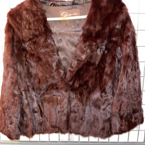 Brun pälsjacka - Säljer en superfin brun pälsjacka. Den är i mycket bra skick och perfekt för höst och vinter. Jackan har en lyxig känsla med sitt mjuka foder och stilrena design. Passar perfekt för en elegant look!