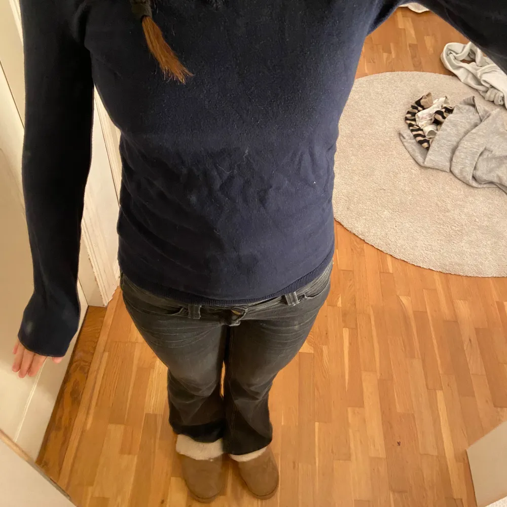 Säljer en snygg mörkblå tröja från Tommy Hilfiger i storlek XS. Den har en v-ringad hals och är i bra skick😋. Neuletakit & Villapaidat.