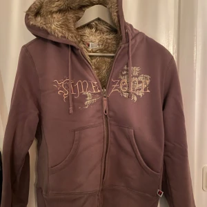zip med päls - Mysig lila zip med päls i🩷