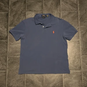 Ralph Lauren Piké  - Ralph lauren piké i nyskick, inga flaws! 🙌 Storlek M (custom slim fit✅) så kan även passa S 🤠Bara att höra av er vid funderingar 📩🤠