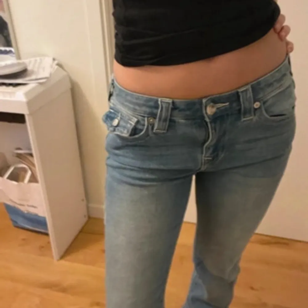 Säljer ett par snygga blå jeans från True Religion i bra skick. Köpte men då dom va förstora på mig, inga defekter, dom är mid Rise men sitter under naveln (lånade bilder). Jeans & Byxor.